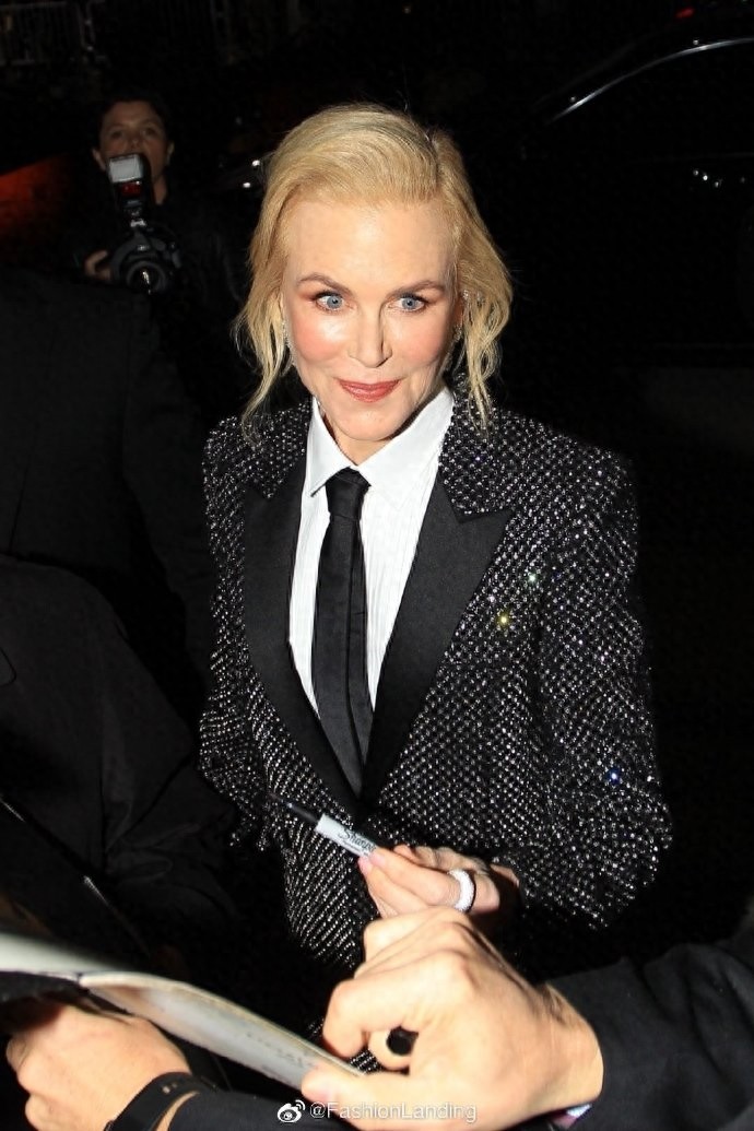 “不老女神”妮可太年轻了,黑色亮片西装干练帅气,52岁颜值巅峰