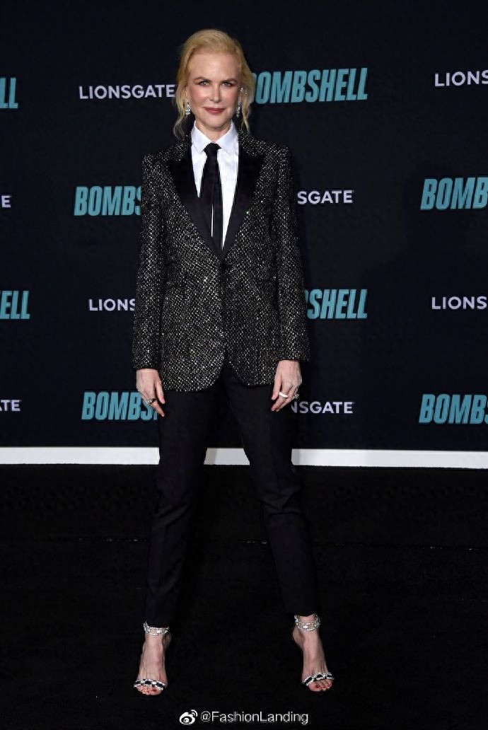 “不老女神”妮可太年轻了,黑色亮片西装干练帅气,52岁颜值巅峰