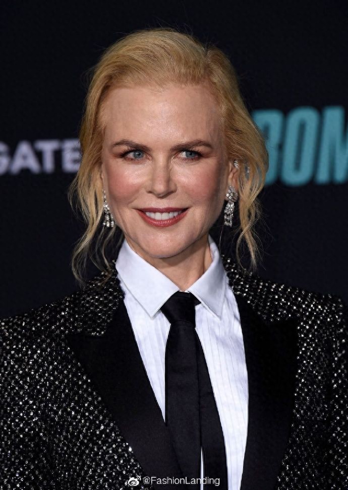 “不老女神”妮可太年轻了,黑色亮片西装干练帅气,52岁颜值巅峰