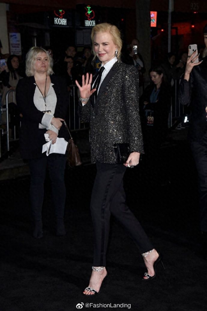 “不老女神”妮可太年轻了,黑色亮片西装干练帅气,52岁颜值巅峰