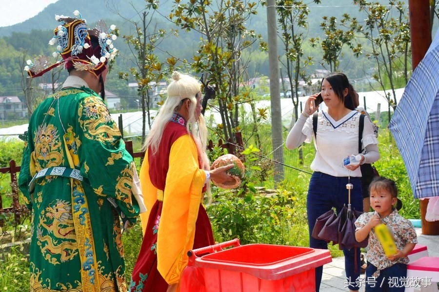 “神仙”下凡到民间看热闹 悄悄“躲”在村民身后