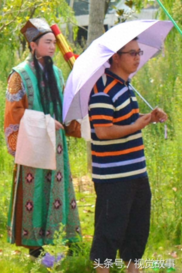 “神仙”下凡到民间看热闹 悄悄“躲”在村民身后