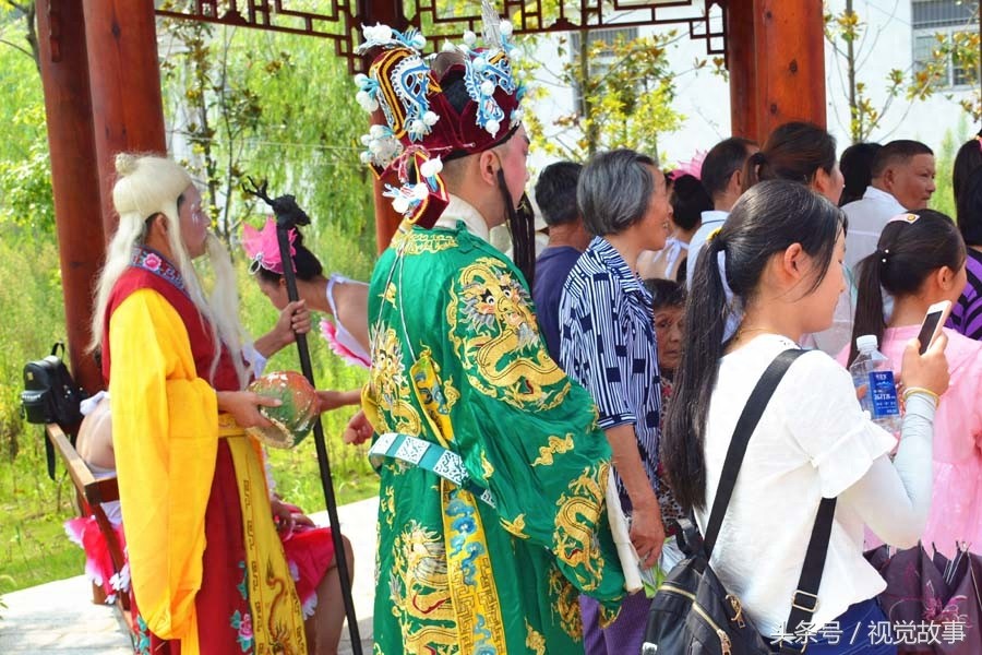 “神仙”下凡到民间看热闹 悄悄“躲”在村民身后