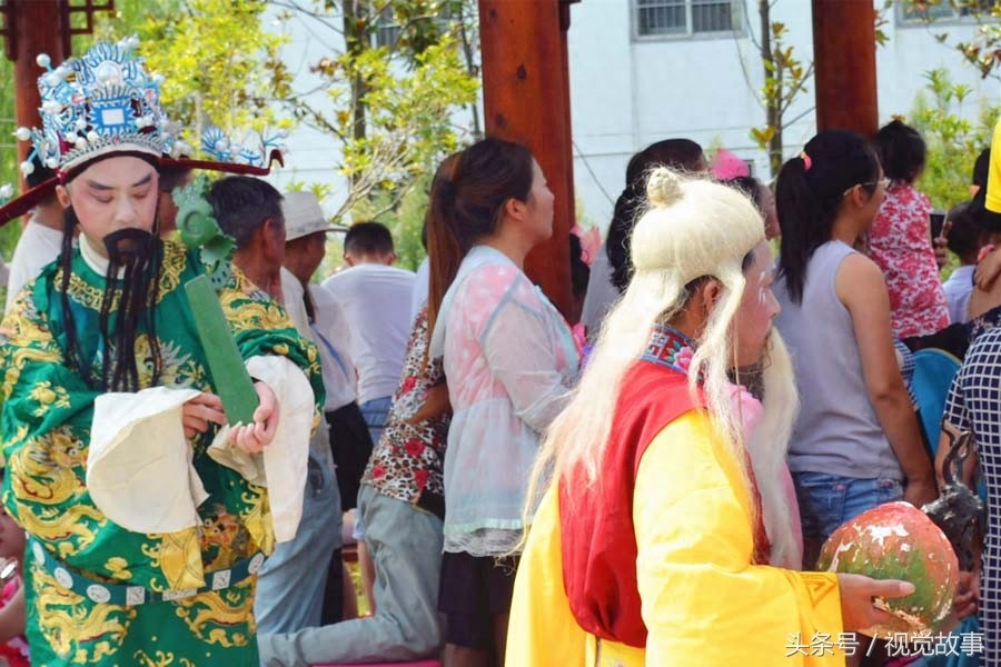 “神仙”下凡到民间看热闹 悄悄“躲”在村民身后