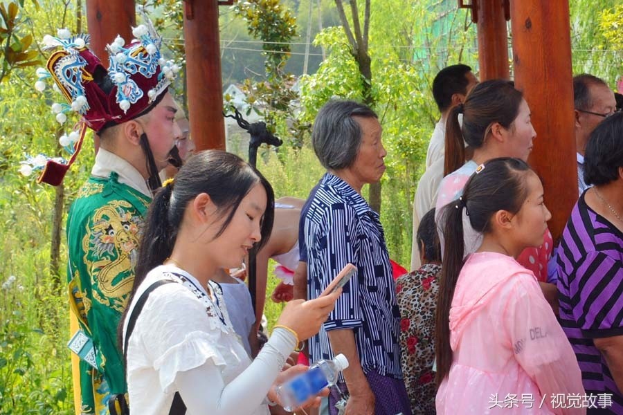 “神仙”下凡到民间看热闹 悄悄“躲”在村民身后