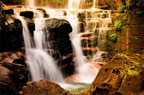 青龙瀑布造型奇特,令人神往,是游人坐洞观瀑的绝佳去处