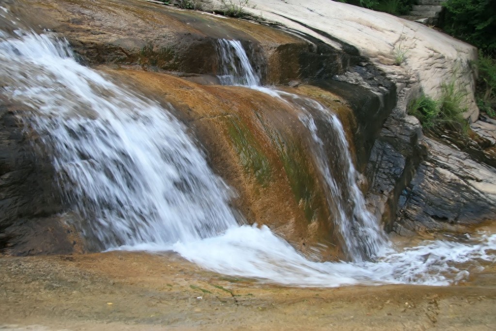 青龙瀑布造型奇特,令人神往,是游人坐洞观瀑的绝佳去处
