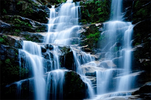 青龙瀑布造型奇特,令人神往,是游人坐洞观瀑的绝佳去处