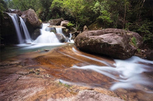 青龙瀑布造型奇特,令人神往,是游人坐洞观瀑的绝佳去处