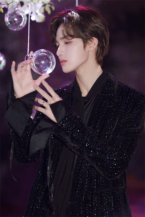 朱正廷 慵懒卷发优雅写真