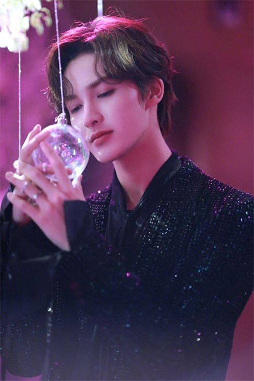 朱正廷 慵懒卷发优雅写真