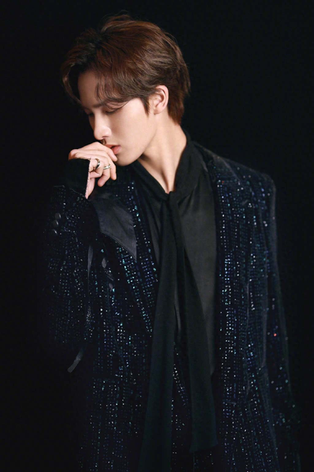 朱正廷 慵懒卷发优雅写真