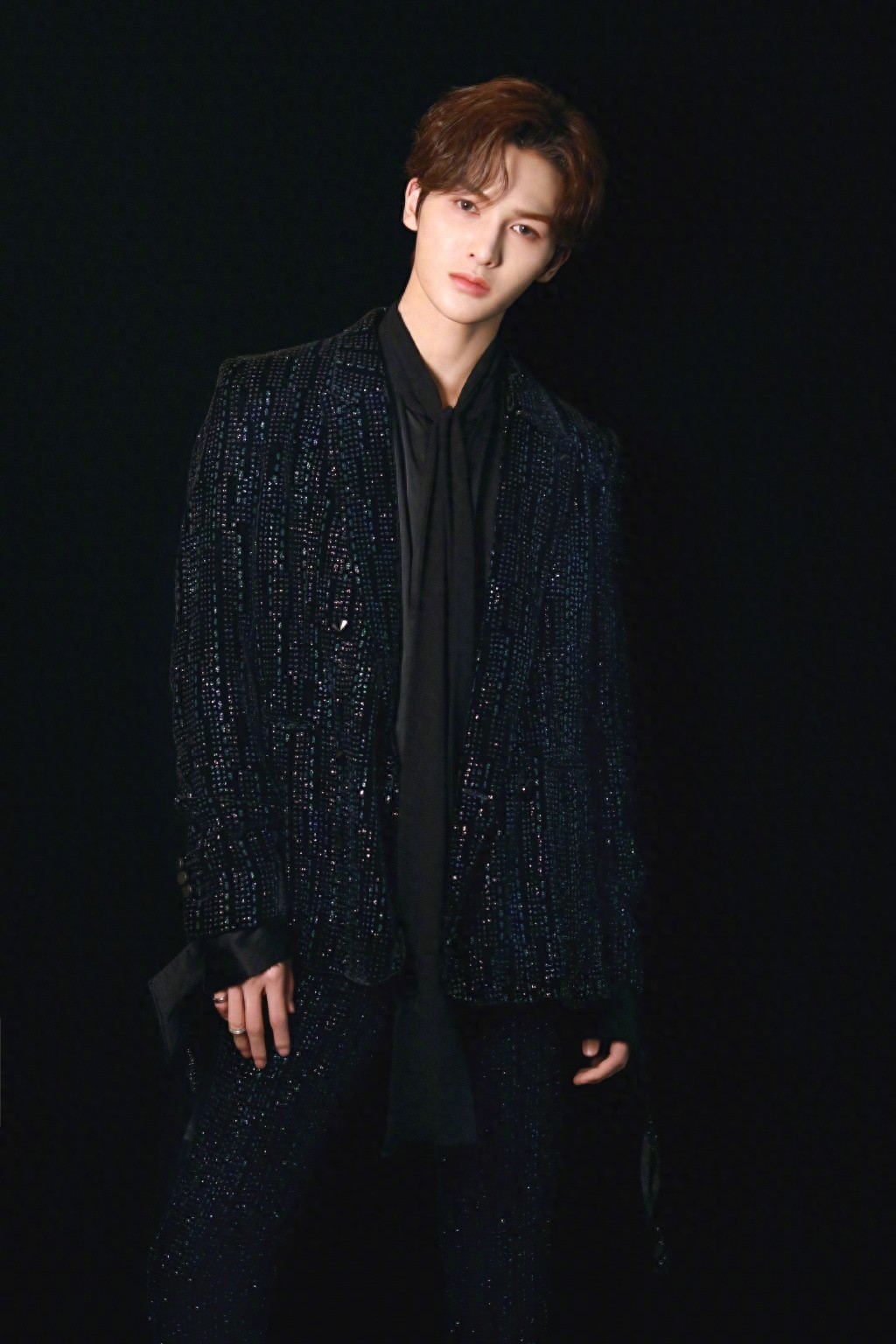 朱正廷 慵懒卷发优雅写真