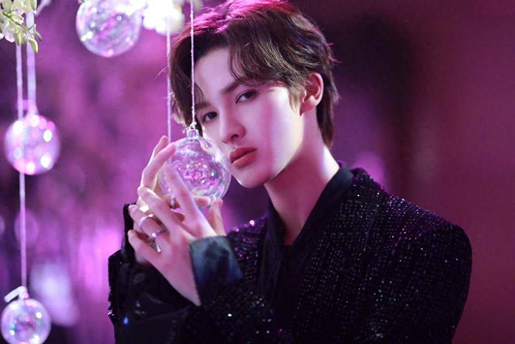 朱正廷 慵懒卷发优雅写真