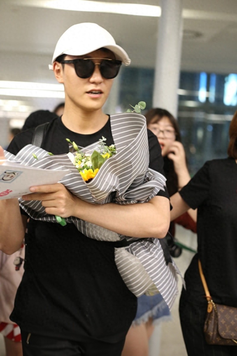 秦俊杰图集，网友：运气好的人都这么帅吗？