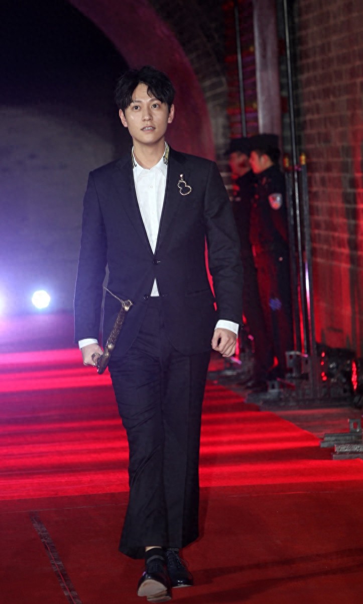 秦俊杰图集，网友：运气好的人都这么帅吗？