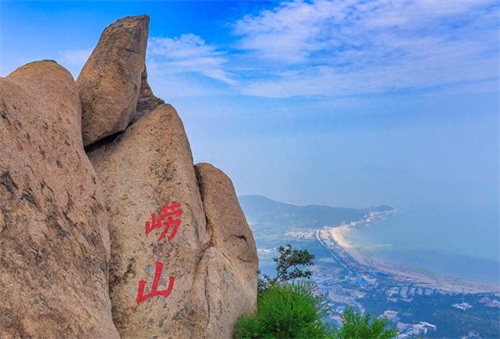 崂山是山东半岛的主要山脉，最高峰崂顶海拔1133米