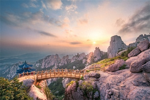 崂山是山东半岛的主要山脉，最高峰崂顶海拔1133米