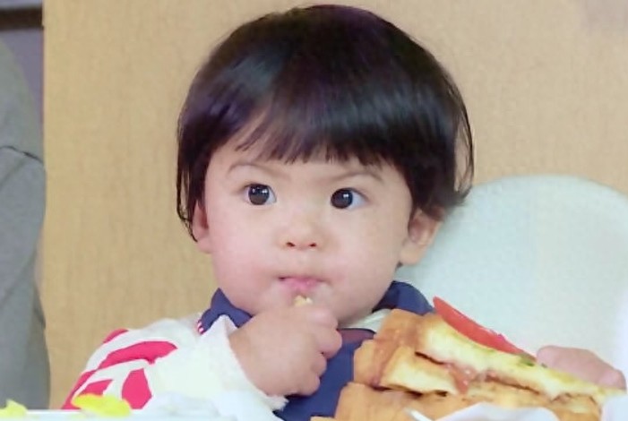 波妞大眼萌照，炯炯有神，羡慕嫉妒啊