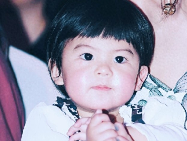 波妞大眼萌照，炯炯有神，羡慕嫉妒啊