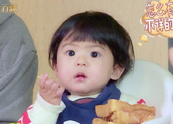 波妞大眼萌照，炯炯有神，羡慕嫉妒啊