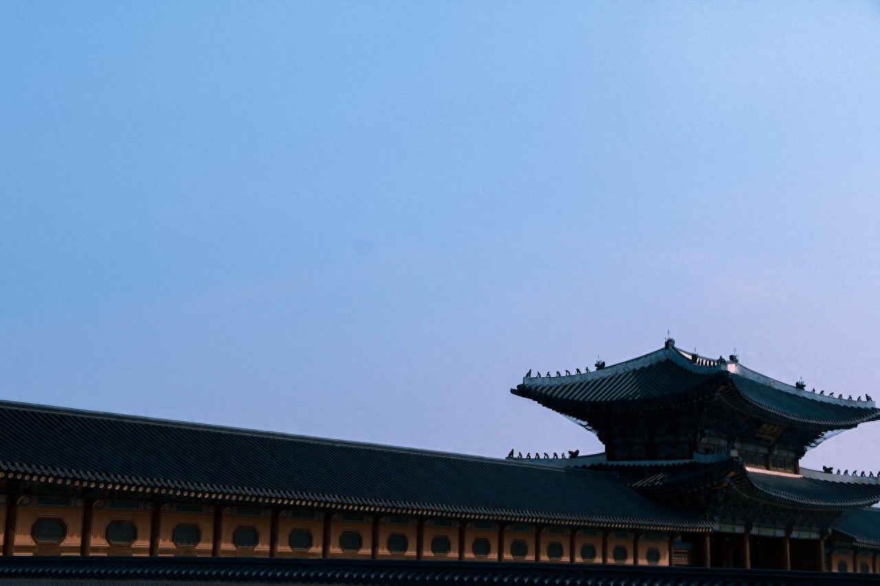 光化门是韩国的国门，光化门原本是石筑基坛上的木结构建筑