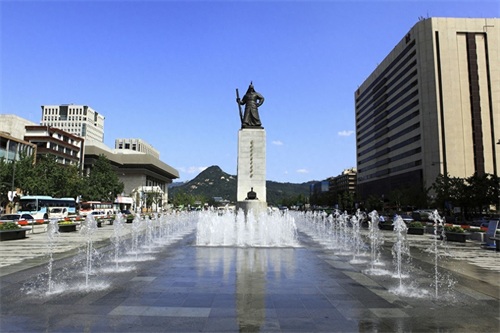 光化门是韩国的国门，光化门原本是石筑基坛上的木结构建筑