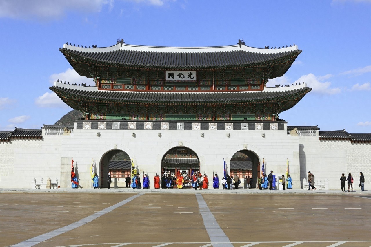 光化门是韩国的国门，光化门原本是石筑基坛上的木结构建筑