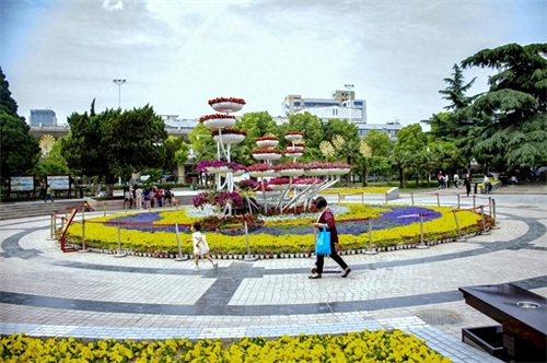 紫荆山公园，坐落在郑州市区东北部