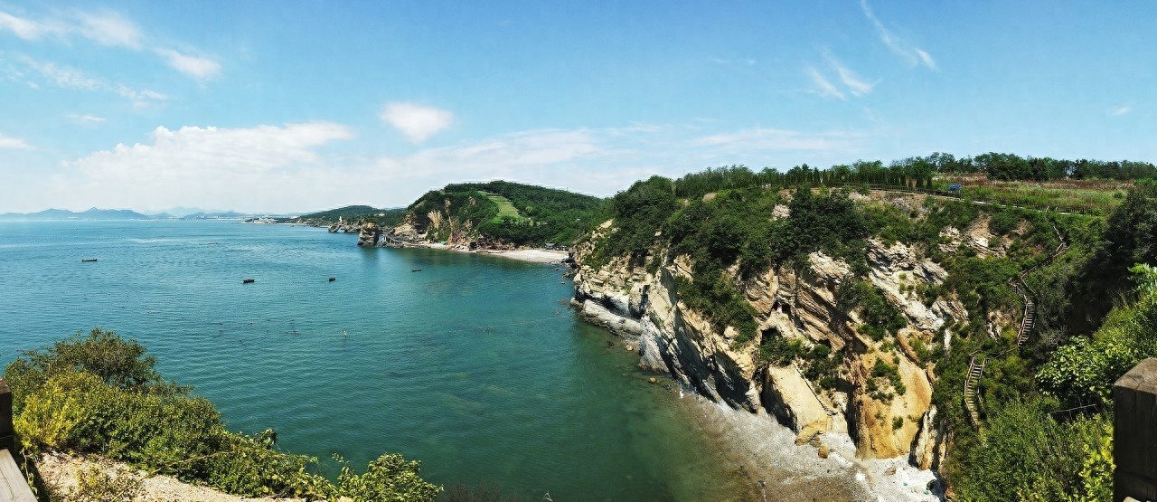 金石滩三面环海，是中国北方最理想的海滨旅游度假圣地
