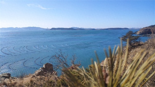金石滩三面环海，是中国北方最理想的海滨旅游度假圣地