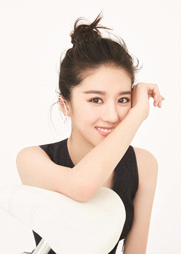 李凯馨 举手投足之间透着小性感，美得让人怦然心动