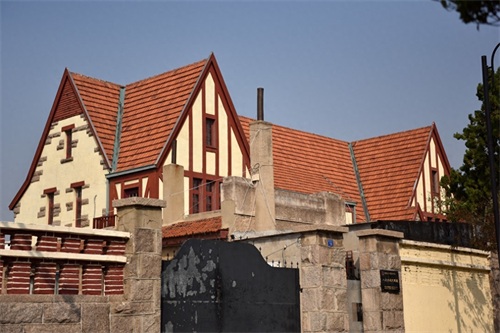 八大关位于山东省青岛市汇泉角景区，人称“万国建筑博物馆”