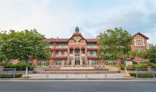 八大关位于山东省青岛市汇泉角景区，人称“万国建筑博物馆”