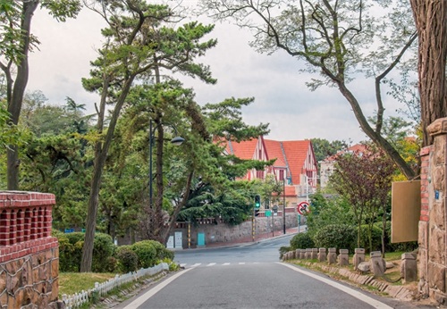 八大关位于山东省青岛市汇泉角景区，人称“万国建筑博物馆”