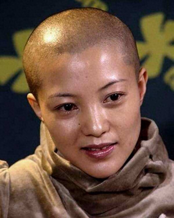 谢雨欣：17岁匆匆嫁人，25岁三登春晚，深爱男友却不知真名