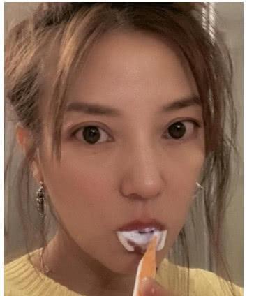 赵薇平安夜发自拍照，网友：你好啊，新加坡人 赵薇两字霸气回应