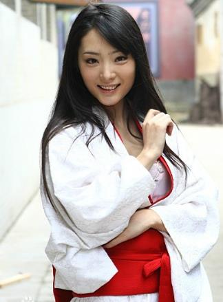 崔漫莉外表清新靓丽，一双大眼睛水灵灵，以青春甜美的形象亮相