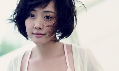 崔漫莉外表清新靓丽，一双大眼睛水灵灵，以青春甜美的形象亮相