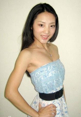 崔漫莉外表清新靓丽，一双大眼睛水灵灵，以青春甜美的形象亮相