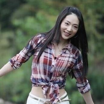 崔漫莉外表清新靓丽，一双大眼睛水灵灵，以青春甜美的形象亮相