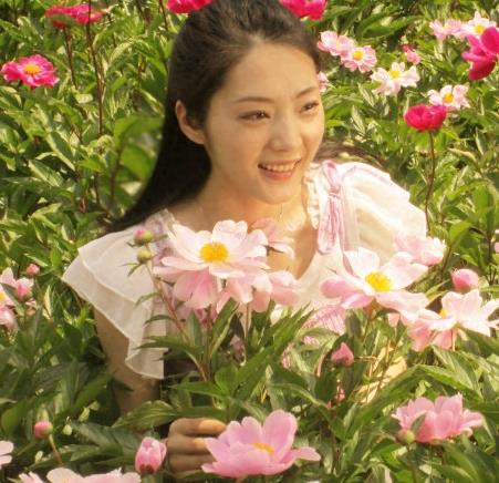 崔漫莉外表清新靓丽，一双大眼睛水灵灵，以青春甜美的形象亮相