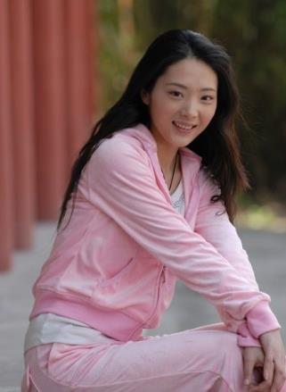 崔漫莉外表清新靓丽，一双大眼睛水灵灵，以青春甜美的形象亮相