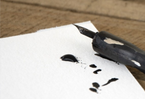 黑水笔字迹怎么能从纸上消除,怎么去除纸上的黑笔图2