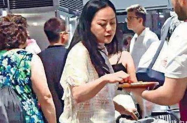 55岁章小蕙现状：傍富豪偷吃闺蜜老公，今街头蹭吃蹭喝无人敢娶