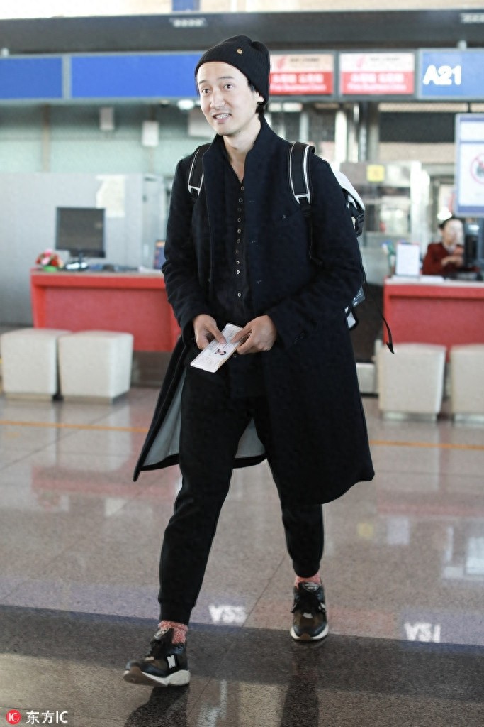 王传君剃掉胡须却满是沧桑，曾穷到存款仅剩100万，把苦写在脸上