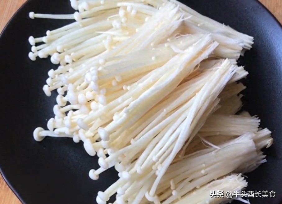 脆炸金针菇，家宴上不可少的一道菜，好吃又好看，太美味了