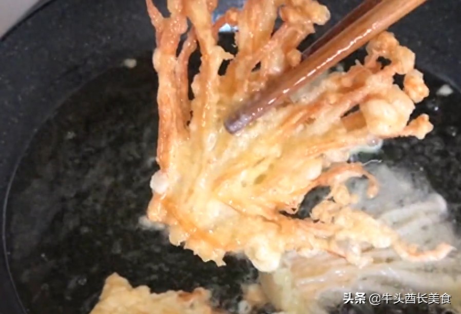 脆炸金针菇，家宴上不可少的一道菜，好吃又好看，太美味了
