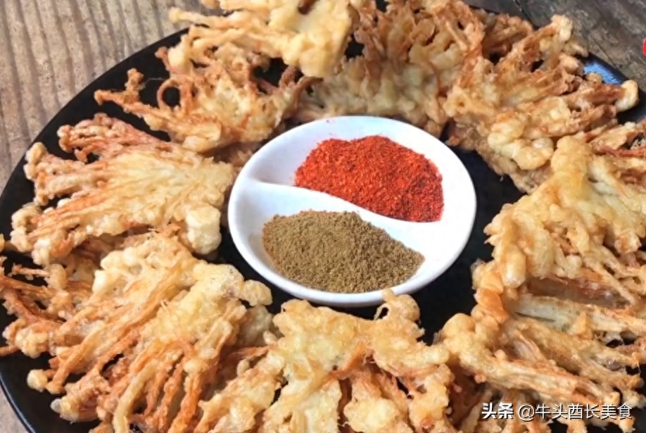 脆炸金针菇，家宴上不可少的一道菜，好吃又好看，太美味了