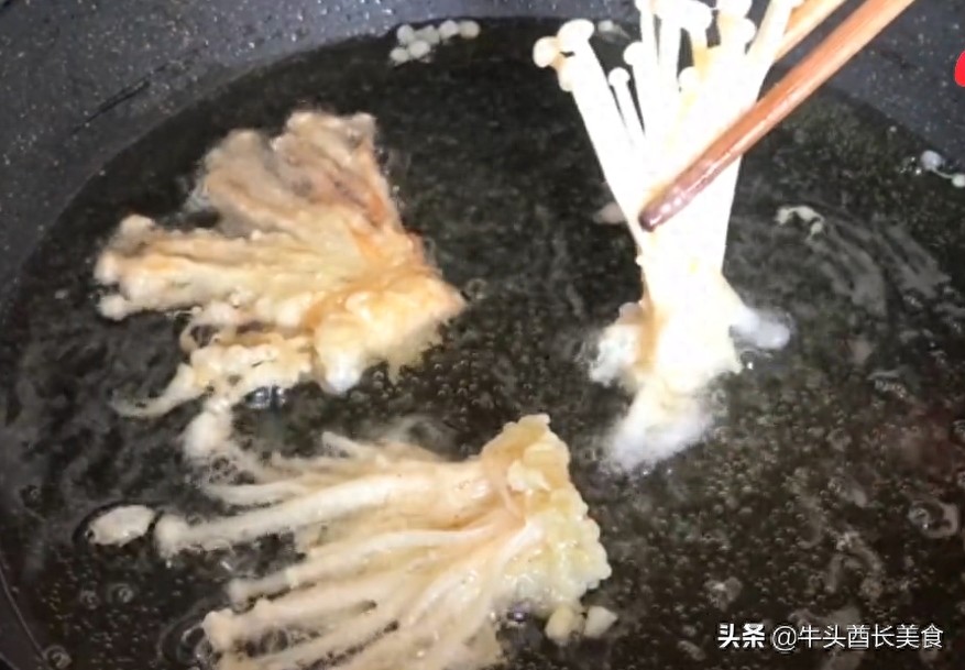 脆炸金针菇，家宴上不可少的一道菜，好吃又好看，太美味了